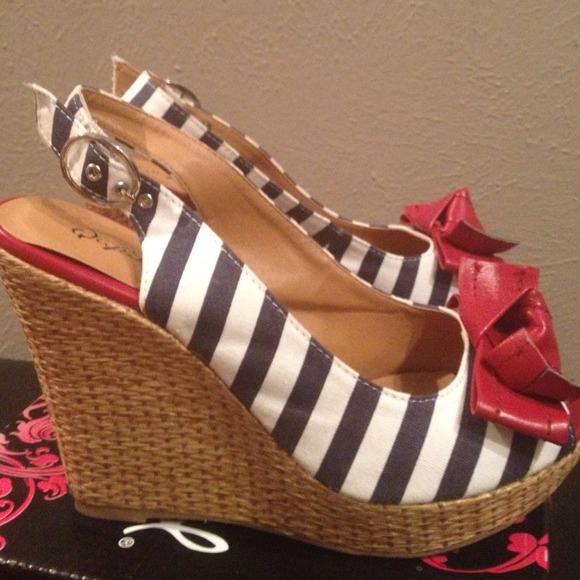 Blue striped wedge