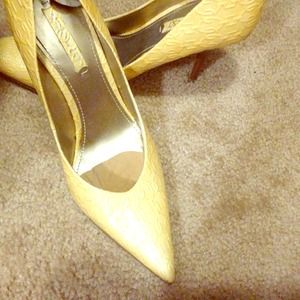 *Reduced!!!!*. Nine West yellow pumps