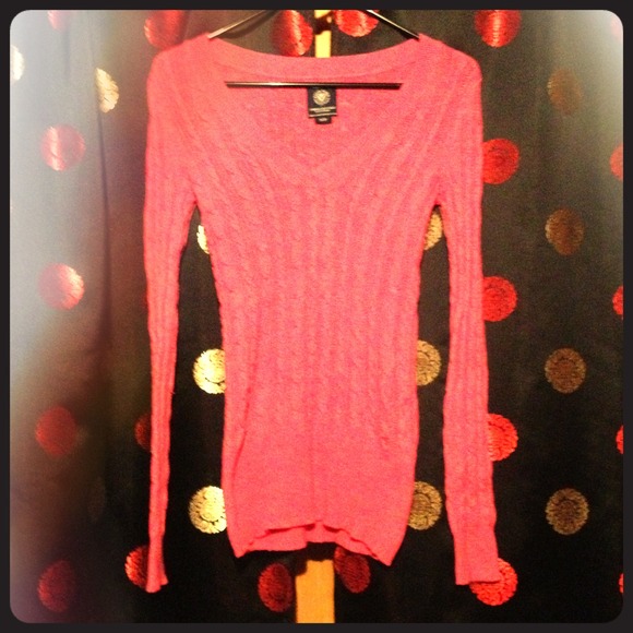 Cute pink American Eagle sweater 😘