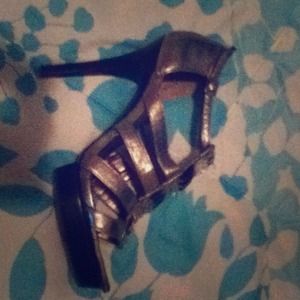 🌸I am selling a BCBG Shoe🌸