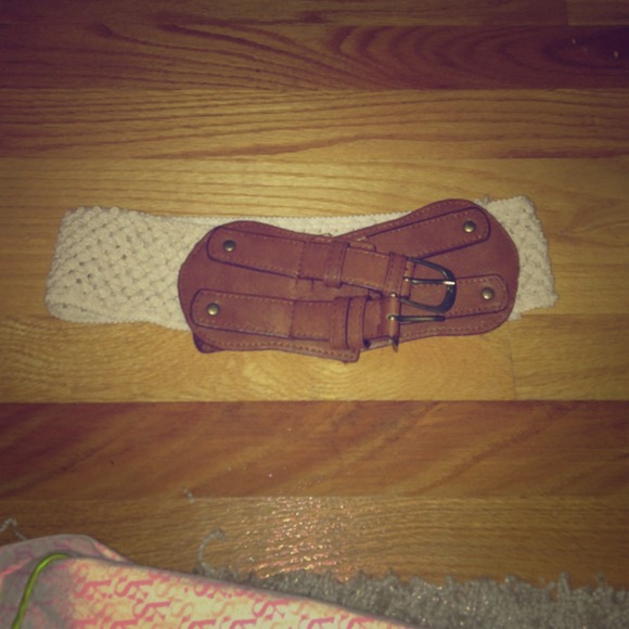 Stretchy tan leather belt