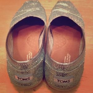 TOMS 🚫🚫RESERVED