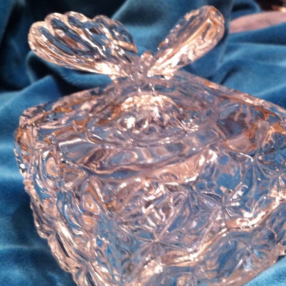 Crystal trinket box with butterfly🌺🌺🌺