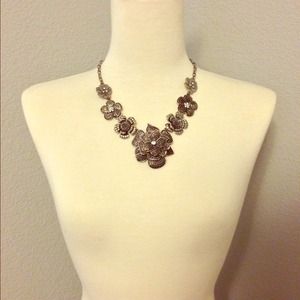 🎀Antiqued Floral Statement Necklace🎀