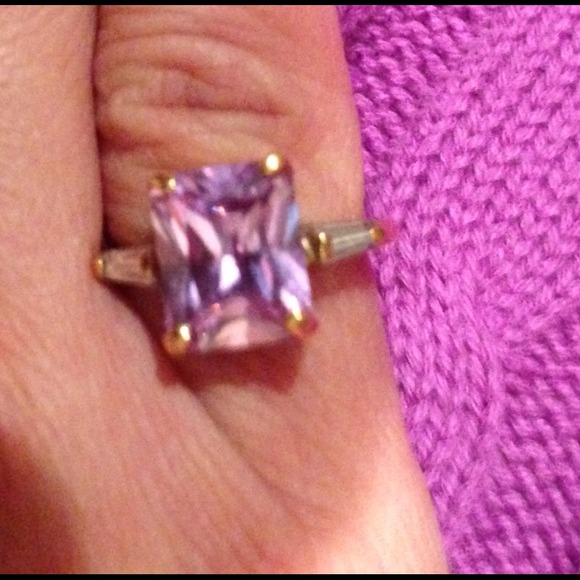 Lovely purple emerald cut gold tone ring-6