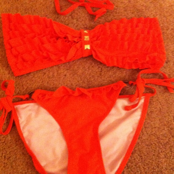 Bikini - Picture 2 of 2