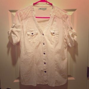 🚫Sold in bundle🚫Button down short sleeve top!