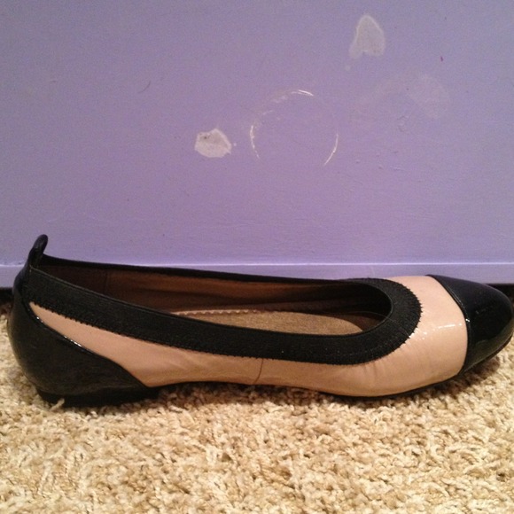 Me Too Nude Flats With Black Cap-Toe and Heel🌸 - Picture 2 of 3