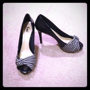 🌟Host pick!🌟Adorable navy heels! Size 9