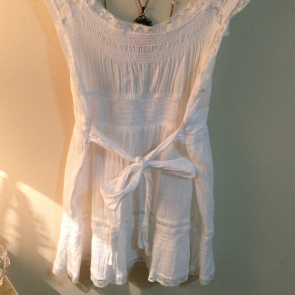 White semi-sheer lace top - Picture 2 of 3