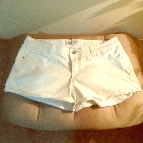 🎀bundled🎀White shorts