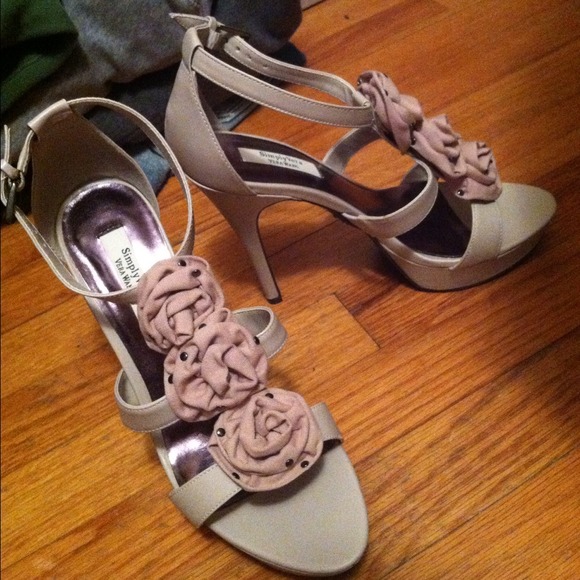 🚫SOLD🚫!!Vera Wang Cream/Nude Flower Heels
