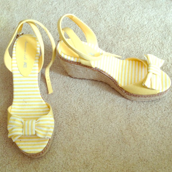 NWOT: Yellow striped wedges
