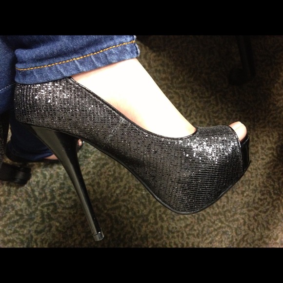 $reduce$ Black high heels wore once - Picture 1 of 3