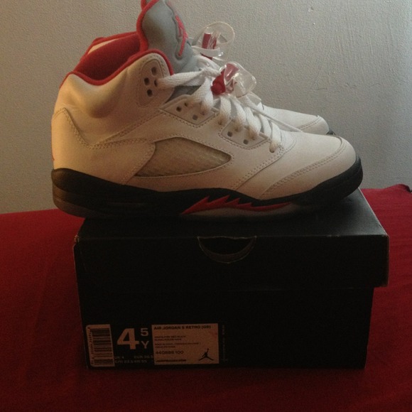 Jordan retro 5 size 4.5Y / 6.5 W