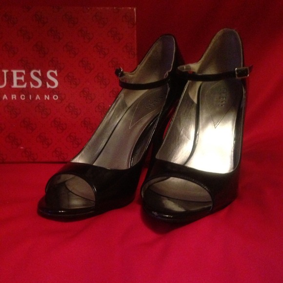 Guess "Patty" black paten leather kitten heels - Picture 2 of 4
