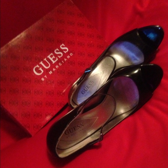 Guess "Patty" black paten leather kitten heels - Picture 3 of 4