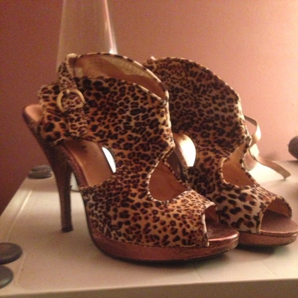 Leopard,4-1/2 inch heels with back strap