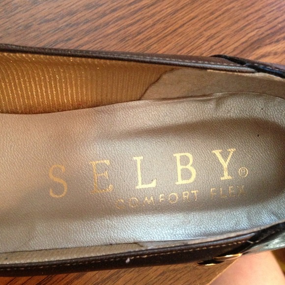 Gold tones shoes. By Selby - Picture 2 of 4