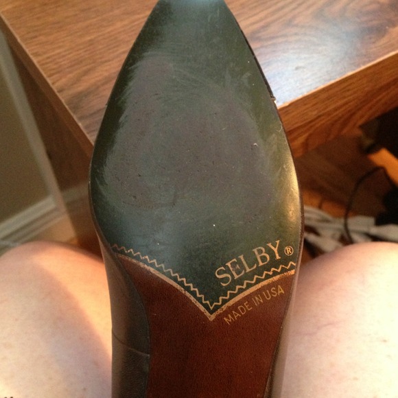 Gold tones shoes. By Selby - Picture 3 of 4