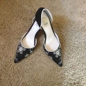 Black & white flower detail pointed toe heels