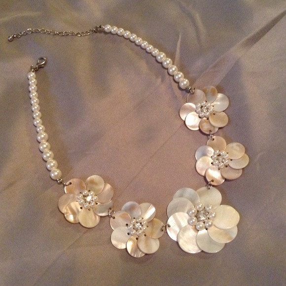 Gorgeous faux pearl necklace