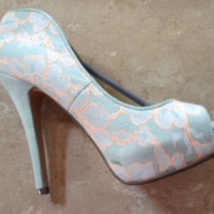 REDUCED Mint laced heels Sz 8.5