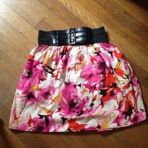Floral print high waisted skirt.
