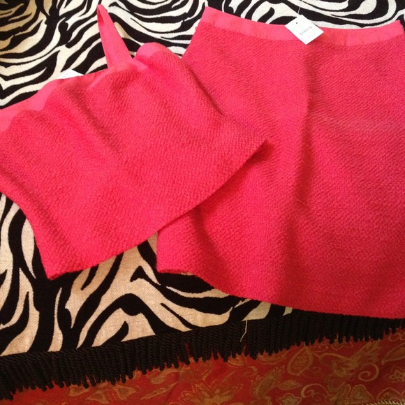 Skirt & top suit set like a fuchsia color.