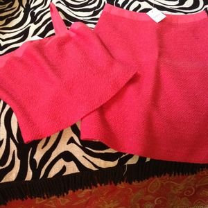 Skirt & top suit set like a fuchsia color.