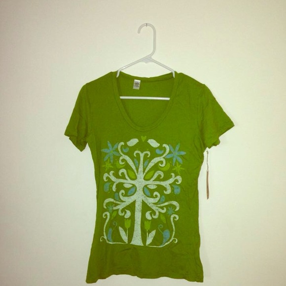 New with tags women's organic fitted tee.