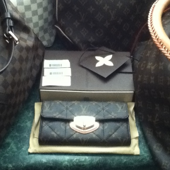 Authentic LOUIS VUITTON Etoile Sarah long wallet