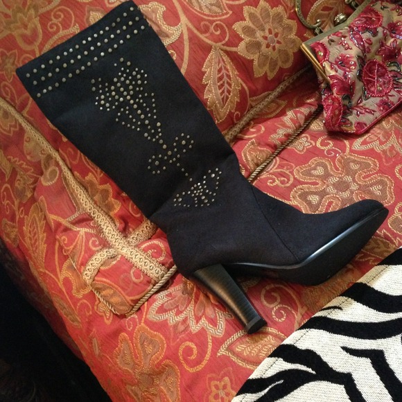 Never been work black boots gold detail