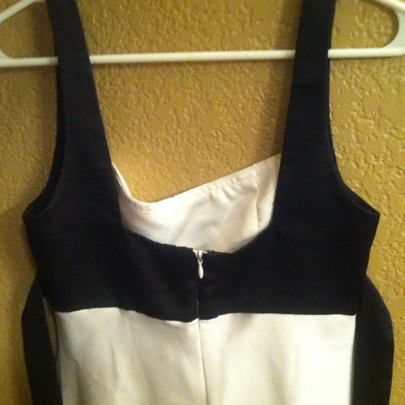 B&W color block dress! - Picture 4 of 4
