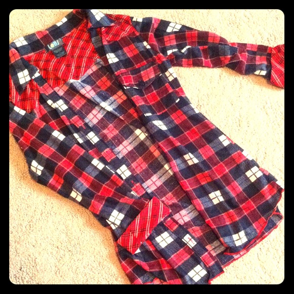 Soft slouchy red plaid button up flannel (size sm)