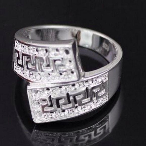 STUNNING STERLING SILVER RING SIZE 7