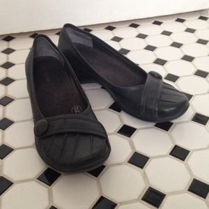 Hush puppies black flats size 8