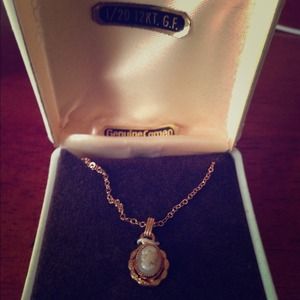 Vintage Gold Cameo in original packaging. 🚫Trades