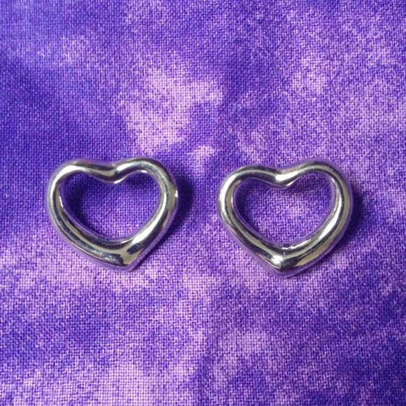 Heart Outline stud earrings