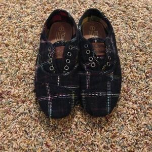 Black plaid toms
