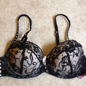 Black lace bra 34b