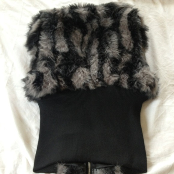 💢price lowered!!💢Fur vest 😍 - Picture 3 of 4