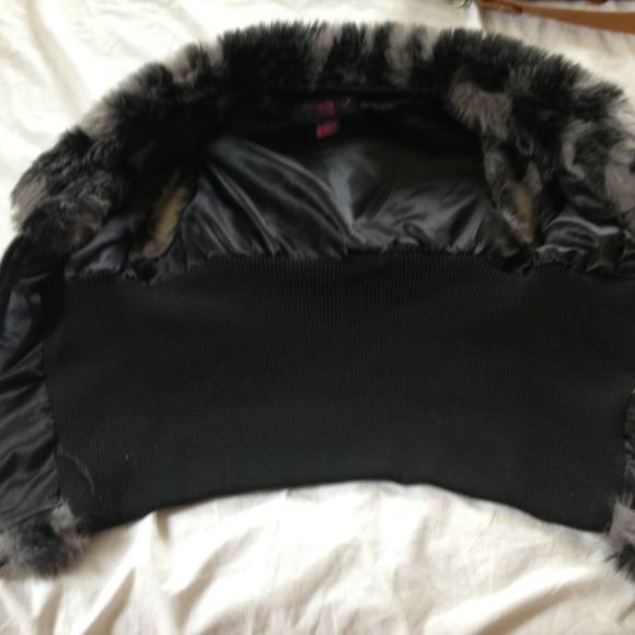 💢price lowered!!💢Fur vest 😍 - Picture 4 of 4