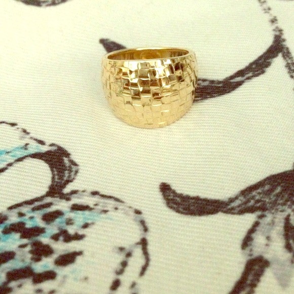 14k gold diamond cut ring
