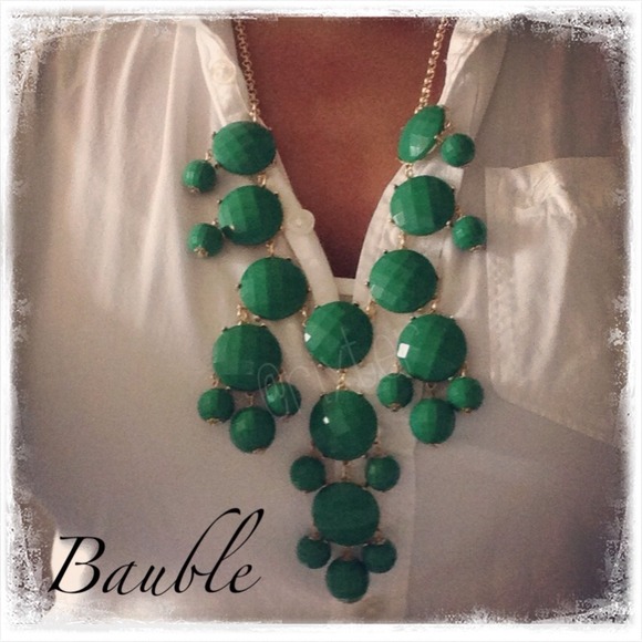 ️❤️30% OFF BUNDLES!❤️Green Bauble and Earrings Set