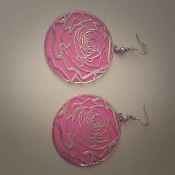 Earring - Picture 1 of 1