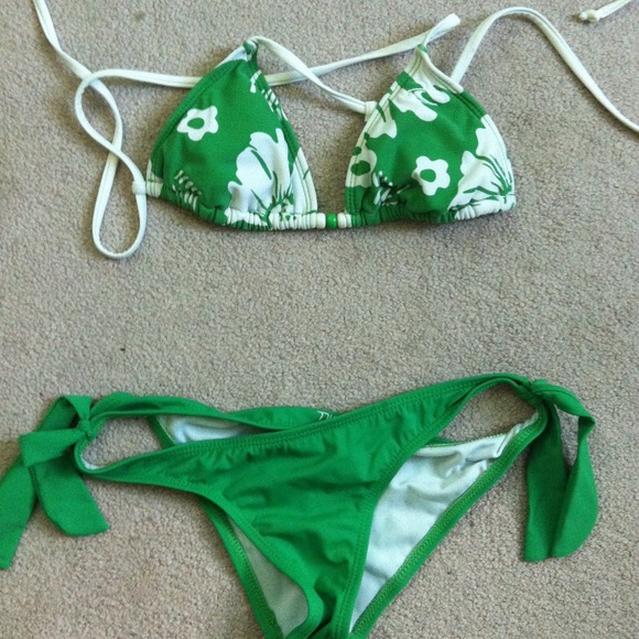 xs top, small bottom quicksilver bathing suit