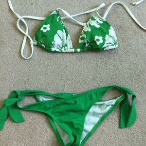 xs top, small bottom quicksilver bathing suit