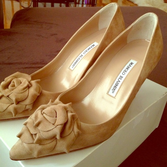 MANOLO blahnik pumps ( price is negotiable)