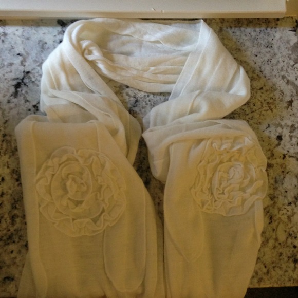 Beautiful ivory Italian scarf!